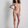 Kontrastní trojúhelníkové bikiny s mačkaným efektem
