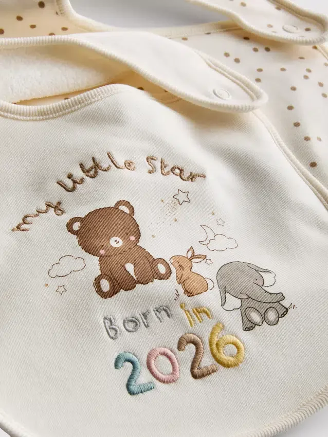 2 ks bryndáků s potiskem „Born in 2026“