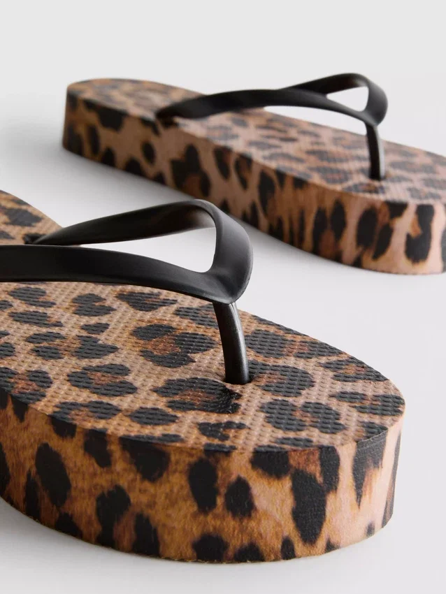 Žabky s plochou podrážkou a leopardím vzorem