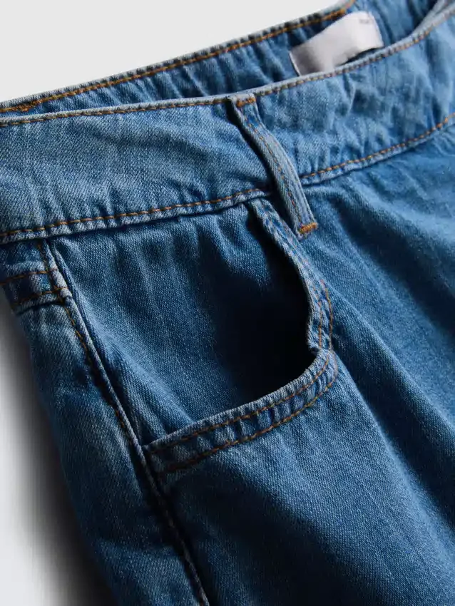 Asymetrická zavinovací sukně z bavlněného denimu