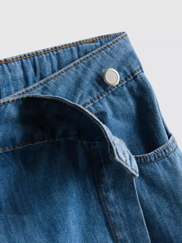 Asymetrická zavinovací sukně z bavlněného denimu