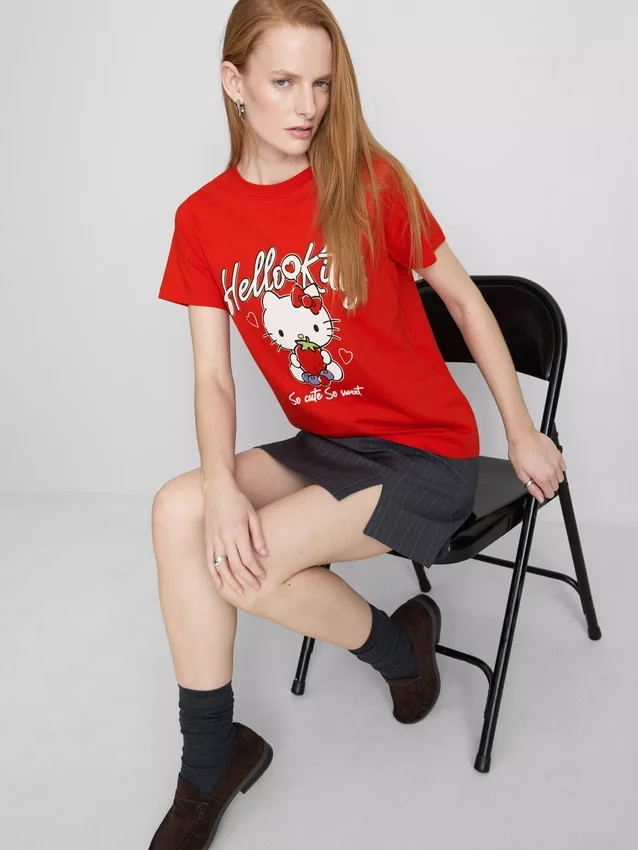 Bavlněné tričko Hello Kitty s volným střihem a motivem jahod