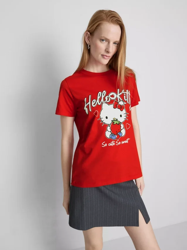 Bavlněné tričko Hello Kitty s volným střihem a motivem jahod