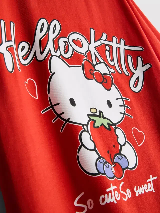Bavlněné tričko Hello Kitty s volným střihem a motivem jahod