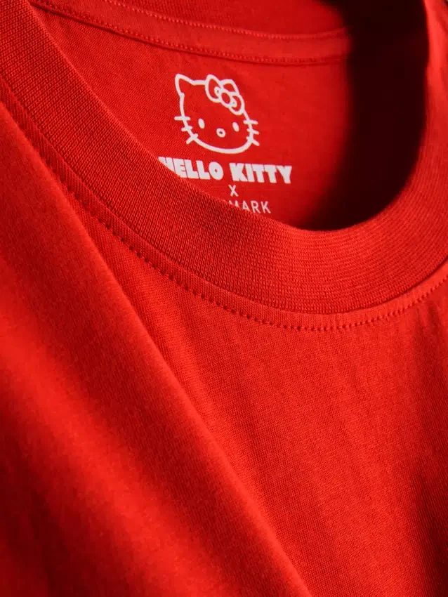Bavlněné tričko Hello Kitty s volným střihem a motivem jahod