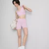 Bezešvý sportovní crop top s kříženými ramínky na zádech