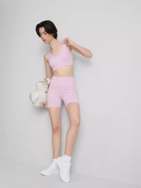 Bezešvý sportovní crop top s kříženými ramínky na zádech