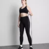 Bezešvý sportovní crop top s kříženými ramínky na zádech