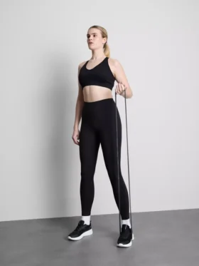 Bezešvý sportovní crop top s kříženými ramínky na zádech