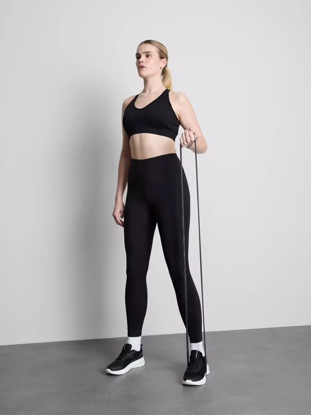 Bezešvý sportovní crop top s kříženými ramínky na zádech