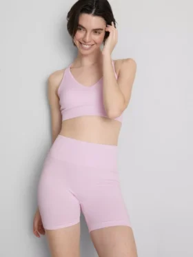 Bezešvý sportovní crop top s kříženými ramínky na zádech