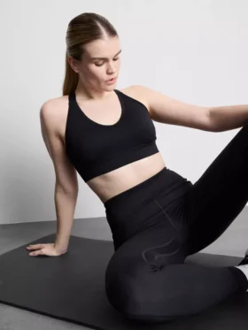 Bezešvý sportovní crop top s kříženými ramínky na zádech