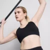Bezešvý sportovní crop top s kříženými ramínky na zádech