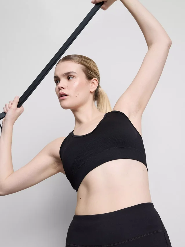 Bezešvý sportovní crop top s kříženými ramínky na zádech