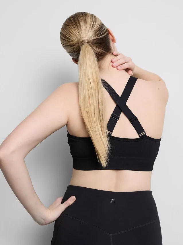 Bezešvý sportovní crop top s kříženými ramínky na zádech