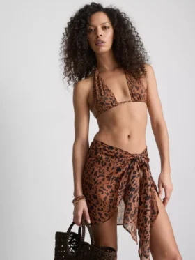 Bikiny Paula Echevarría s leopardím vzorem a výstřihem za krk