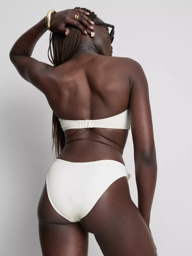 Bikiny s bandeau topem s 3D květinami