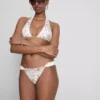 Bikiny s halterovým výstřihem a potiskem bandany