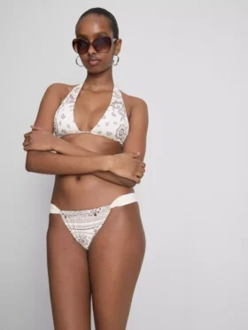 Bikiny s halterovým výstřihem a potiskem bandany