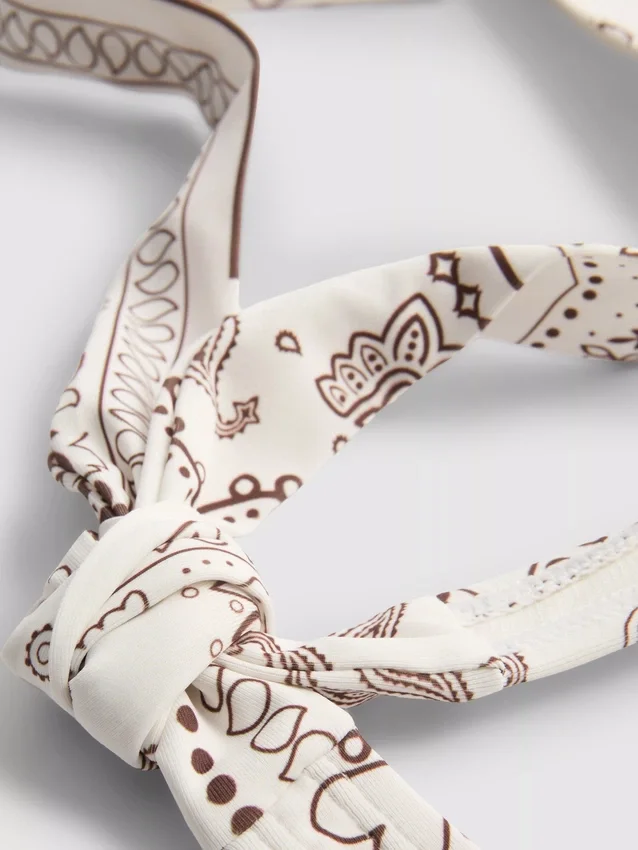 Bikiny s halterovým výstřihem a potiskem bandany