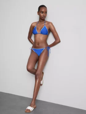 Bikiny s vázáním na bocích a prošívanými detaily