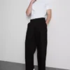 Chinos s volným střihem a středně vysokým pasem