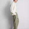 Chinos s volným střihem a středně vysokým pasem