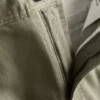Chinos s volným střihem a středně vysokým pasem