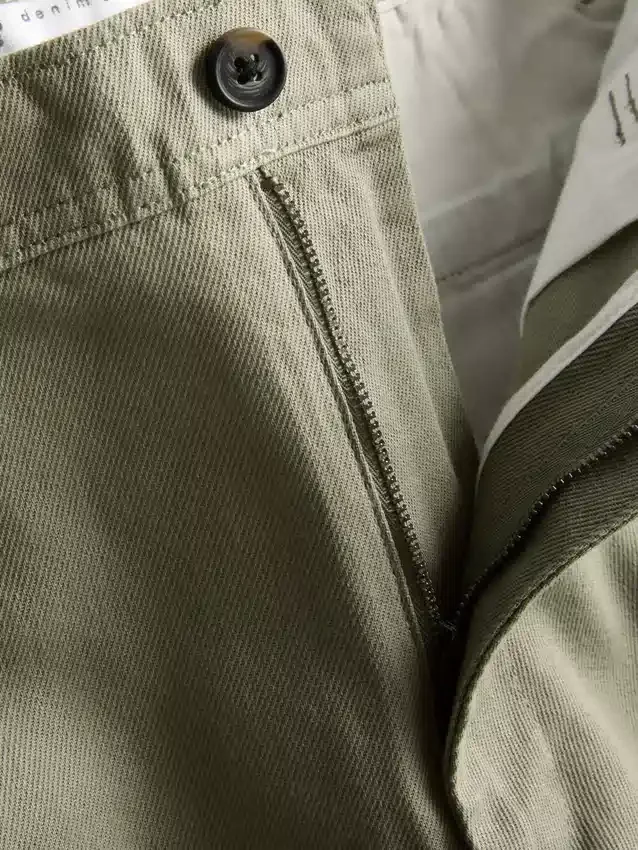 Chinos s volným střihem a středně vysokým pasem