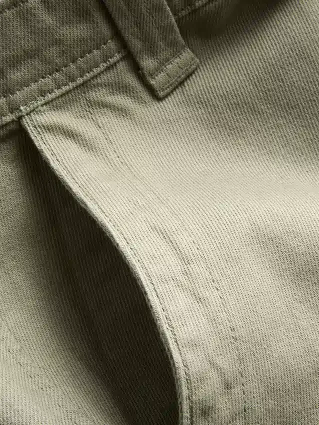 Chinos s volným střihem a středně vysokým pasem