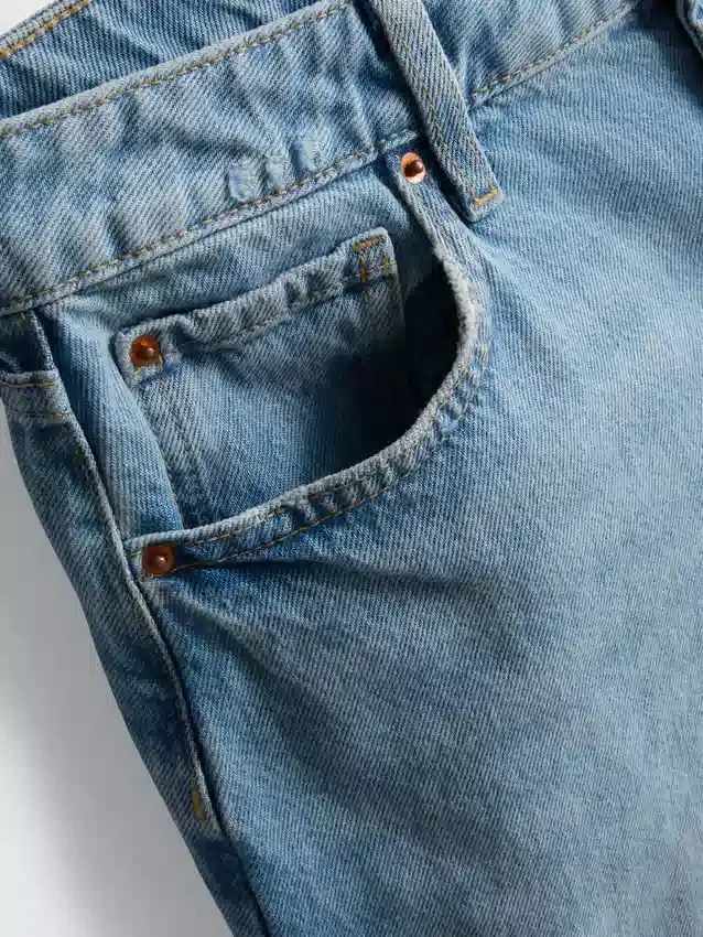 Džínové kraťasy s nezačištěným lemem