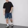 Džínové kraťasy se středně vysokým pasem a úzkým střihem