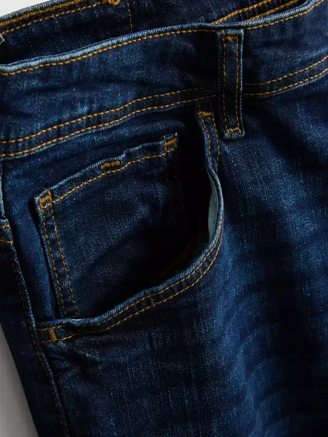 Džíny s rovnými nohavicemi a elastickým materiálem