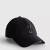 Čepice s vyšívanou iniciálou