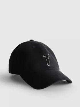 Čepice s vyšívanou iniciálou