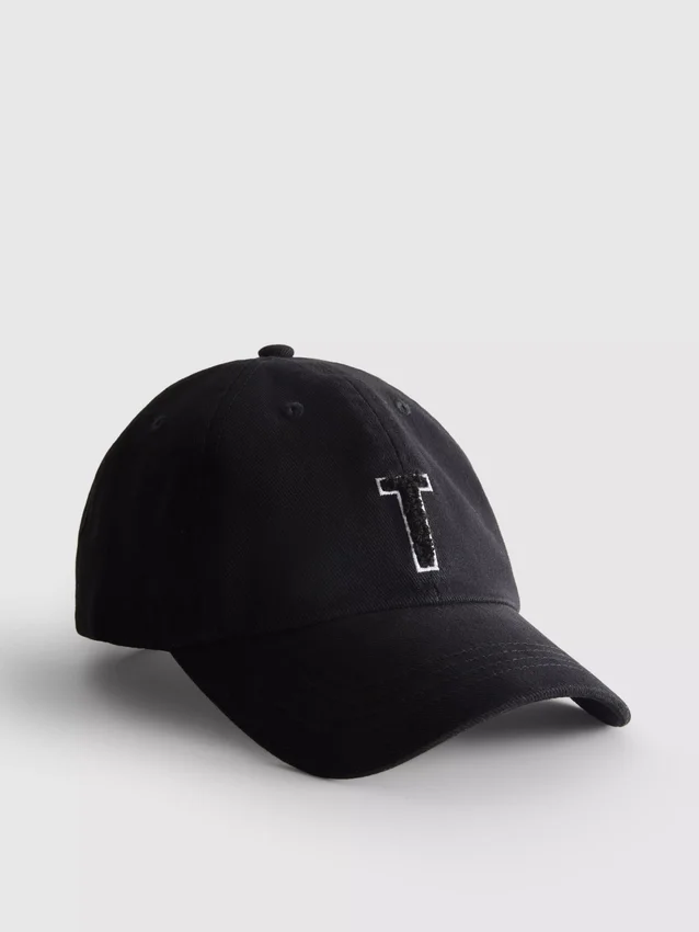 Čepice s vyšívanou iniciálou