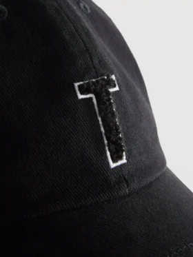 Čepice s vyšívanou iniciálou