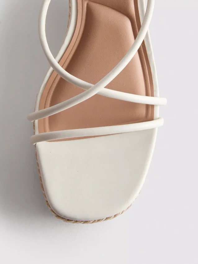 Espadrilky na klínovém podpatku s pásky