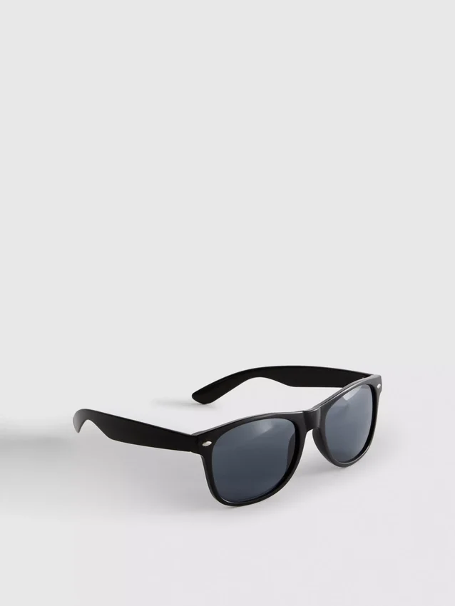 Klasické sluneční brýle typu Wayfarer