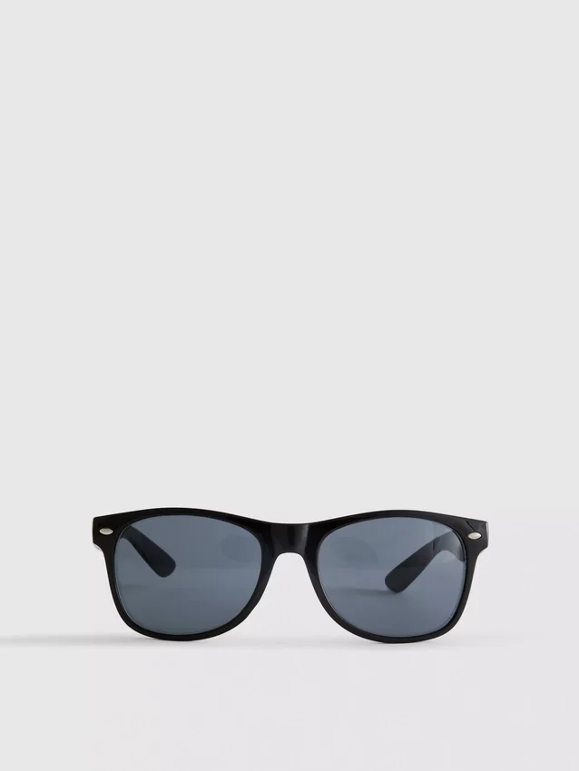 Klasické sluneční brýle typu Wayfarer