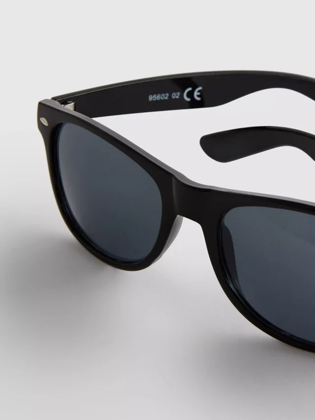 Klasické sluneční brýle typu Wayfarer