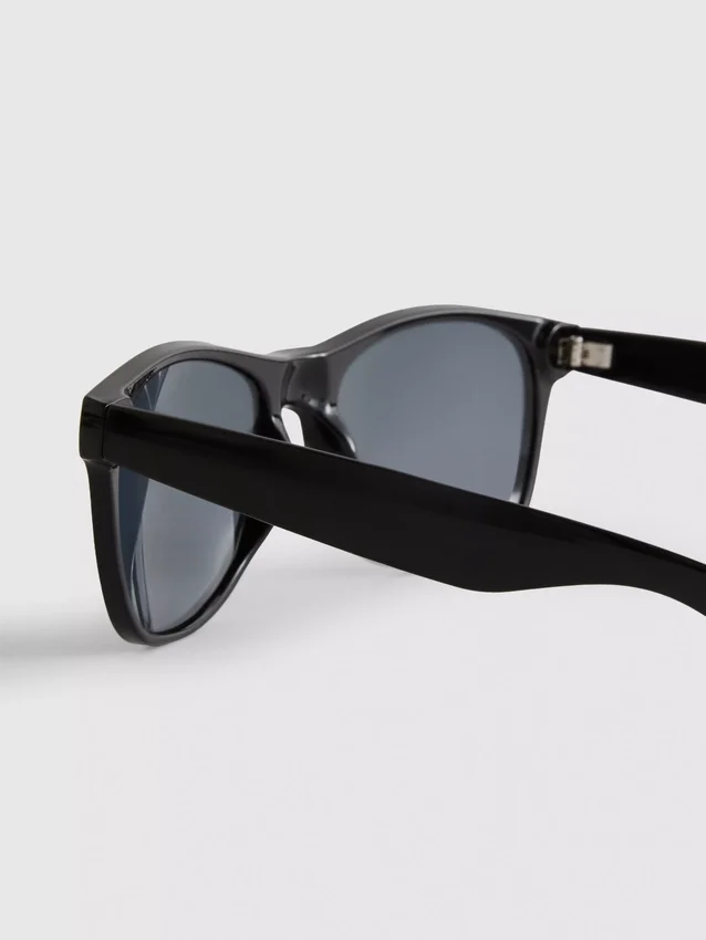 Klasické sluneční brýle typu Wayfarer