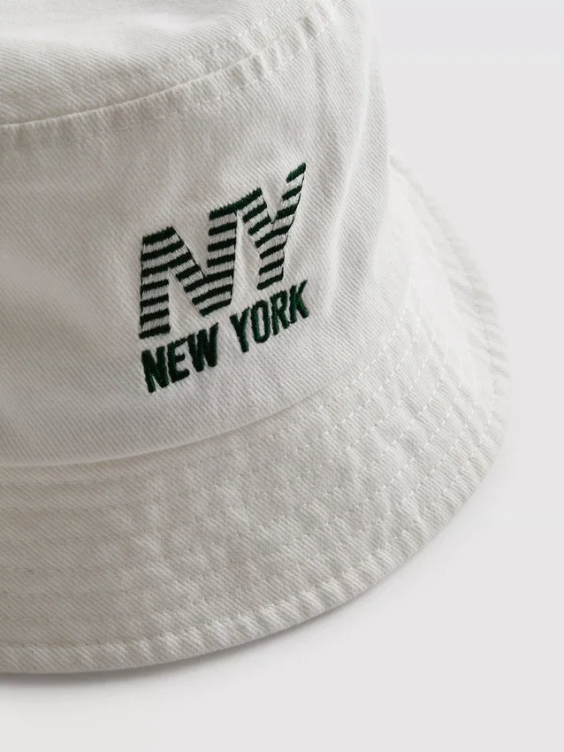 Klobouk s logem New Yorku
