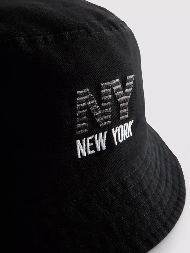 Klobouk s logem New Yorku