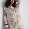 Košile Paula Echevarría s paisley vzorem z mačkaného saténu, zapínání na knoflíky