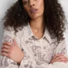 Košile Paula Echevarría s paisley vzorem z mačkaného saténu, zapínání na knoflíky