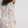 Košile Paula Echevarría s paisley vzorem z mačkaného saténu, zapínání na knoflíky