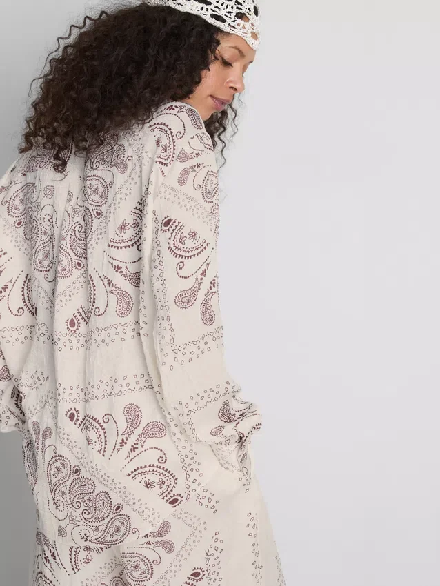Košile Paula Echevarría s paisley vzorem z mačkaného saténu, zapínání na knoflíky