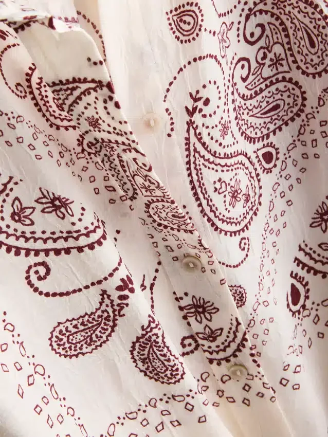 Košile Paula Echevarría s paisley vzorem z mačkaného saténu, zapínání na knoflíky