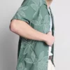 Košile s kraťasy a knoflíky, zdobená výšivkou listů